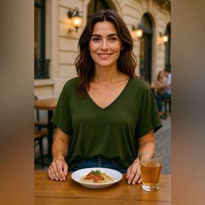 White House, Black Market - Sz Small -
Khaki T-shirt with V-neck and bat sleeves